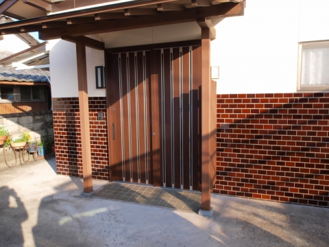 【坂出川津町店】玄関引戸をドアリモに、下駄箱の天板と扉も取替え、玄関のイメージが一新しました